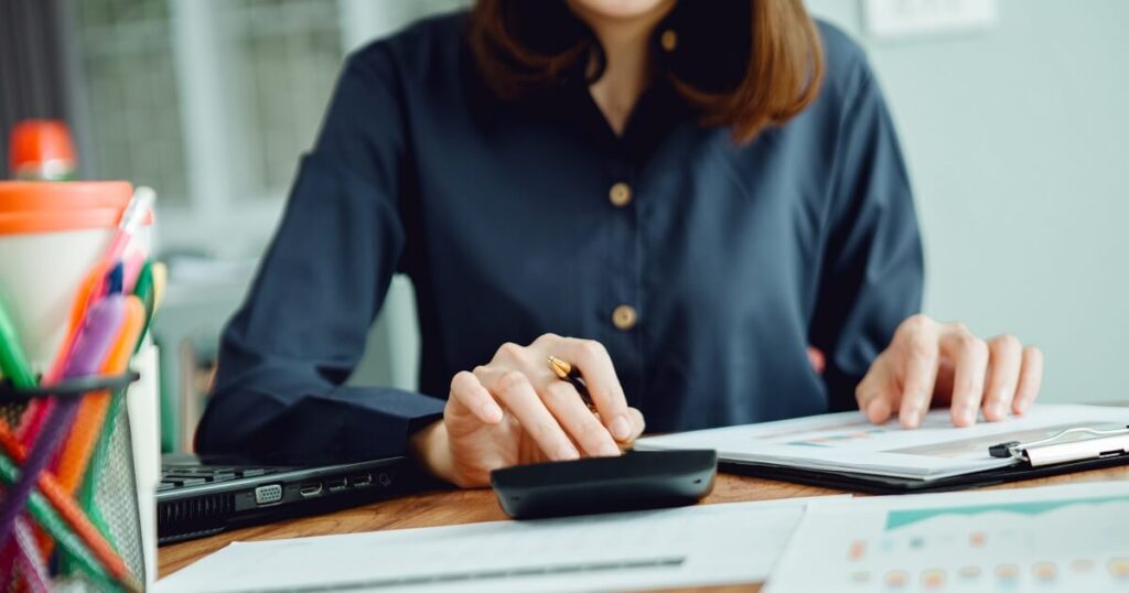 Dirigeante d'entreprise qui opte pour l'externalisation de la paie