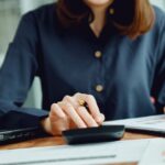 Dirigeante d'entreprise qui opte pour l'externalisation de la paie