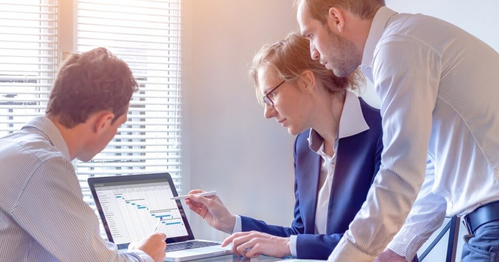 Équipe dirigeante de PME qui opte pour une gestion de paie pas cher et fiable