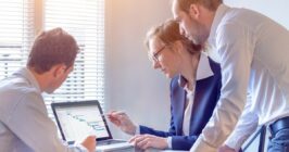 Équipe dirigeante de PME qui opte pour une gestion de paie pas cher et fiable