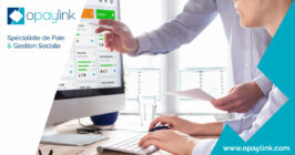 Expert paie montrant la solution de paie Silae à un employé de moyenne entreprise