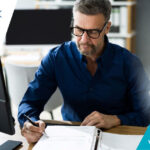 Dirigeant de PME qui évite les erreurs de gestion de paie grâce à l'externalisation